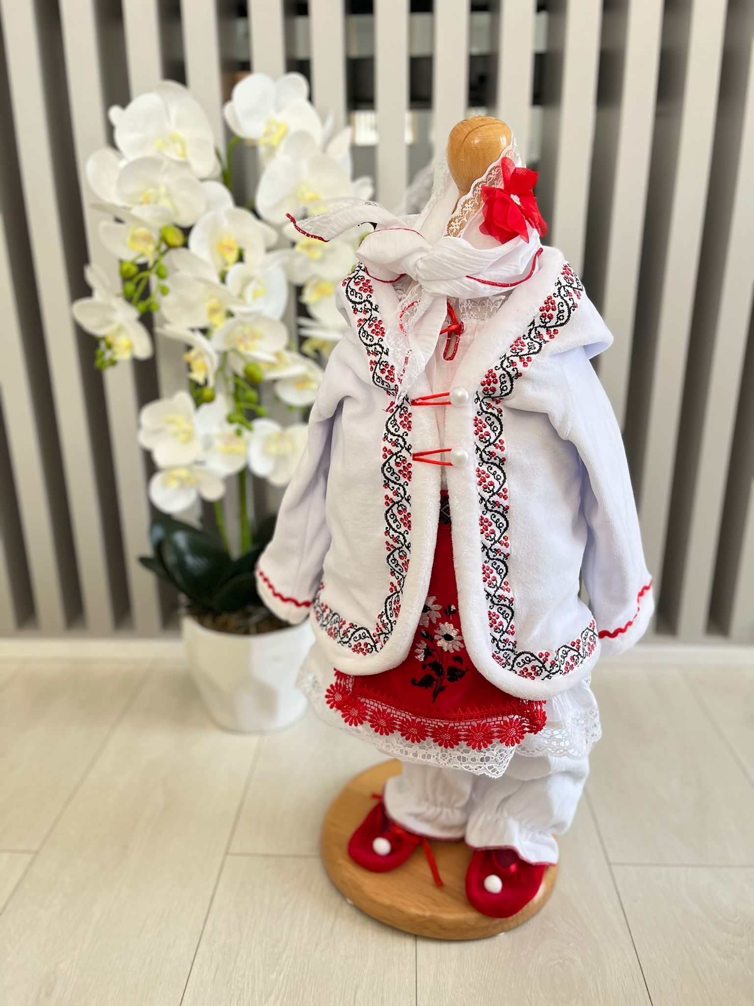 Rochita traditionala cu jacheta, basma si opinci pentru botez fetite ELENA