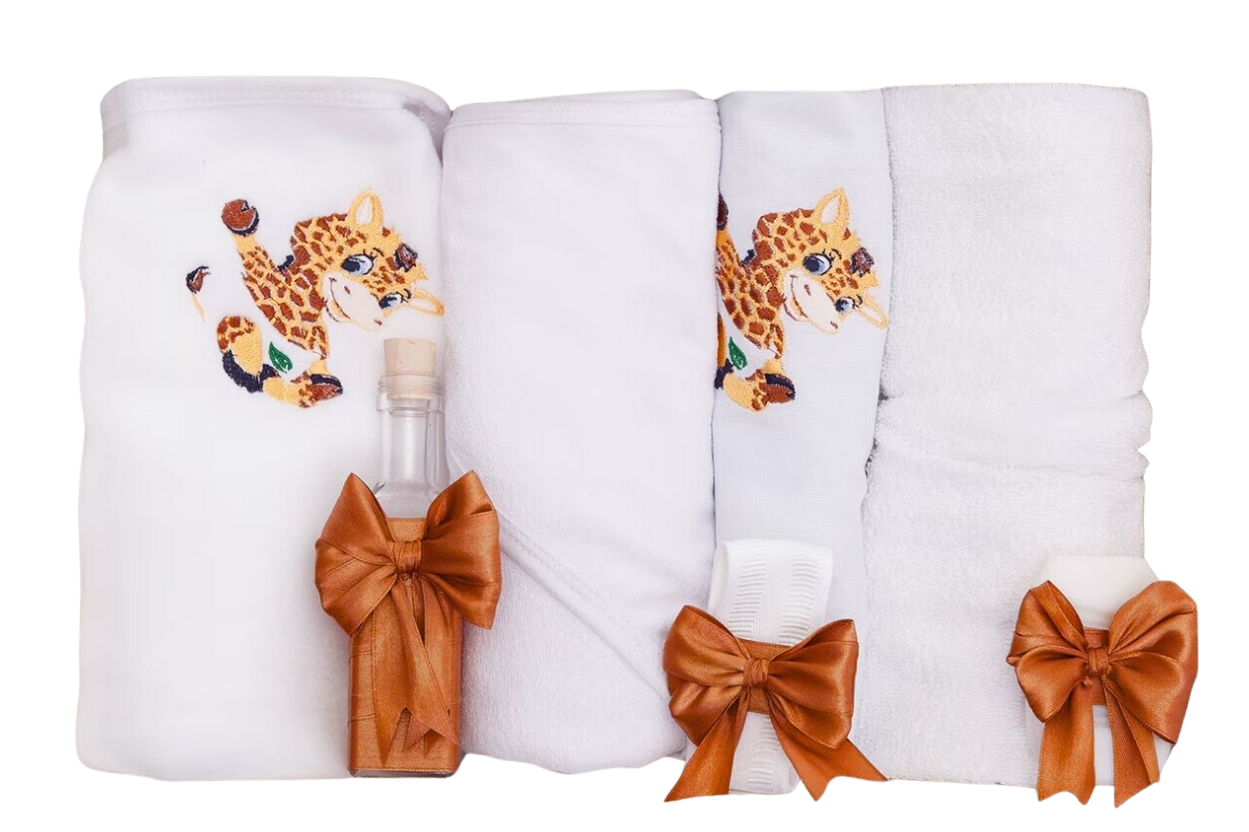Trusou pentru botez (7 piese) brodat - GIRAFA
